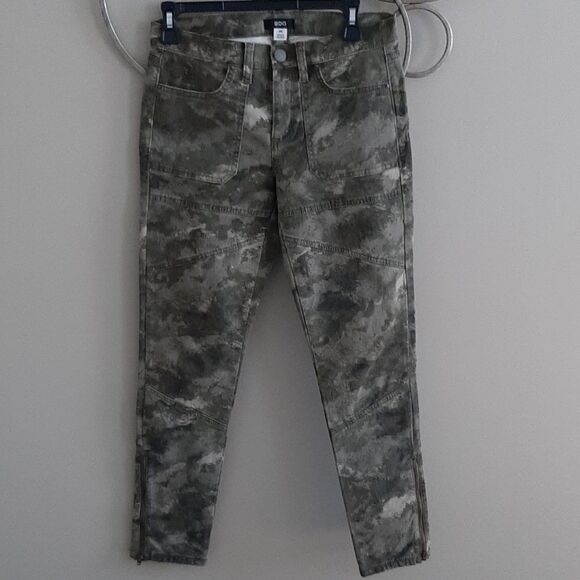 Urban Outfitters camo green pants - Picture 2 of 7
